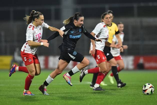 Soccer Google Pixel Womens Bundesliga Season 2024 2025 8 Matchday 1 FC Köln Bayer 04 Leverkusen on 01 11 2024 at Franz Kremer Stadium in Cologne Dora Zeller 1 FC Köln , left Loreen Bender Bayer 04 Leverkusen , center Laura Feiersinger 1 FC Köln , right DFB regulations prohibit any use of photographs as image sequences and or quasi video Nordrhein Westfalen Germany