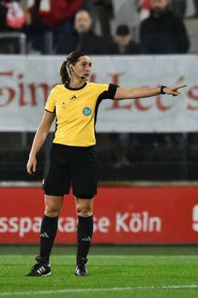Soccer Google Pixel Womens Bundesliga Season 2024 2025 8 Matchday 1 FC Köln Bayer 04 Leverkusen on 01 11 2024 at Franz Kremer Stadium in Cologne Referee Naemi Breier DFB regulations prohibit any use of photographs as image sequences and or quasi video Nordrhein Westfalen Germany