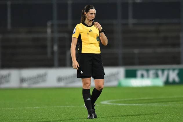 Soccer Google Pixel Womens Bundesliga Season 2024 2025 8 Matchday 1 FC Köln Bayer 04 Leverkusen on 01 11 2024 at Franz Kremer Stadium in Cologne Referee Naemi Breier DFB regulations prohibit any use of photographs as image sequences and or quasi video Nordrhein Westfalen Germany
