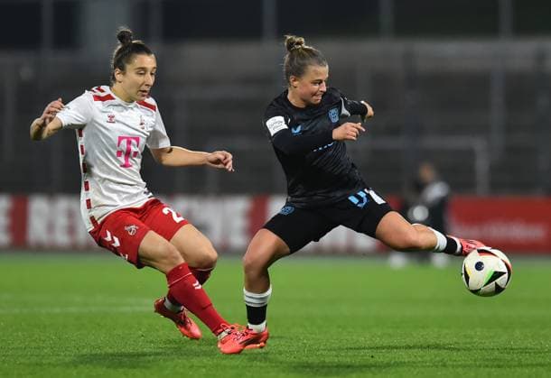 Soccer Google Pixel Womens Bundesliga Season 2024 2025 8 Matchday 1 FC Köln Bayer 04 Leverkusen on 01 11 2024 at Franz Kremer Stadium in Cologne Sylwia Matysik 1 FC Köln , left Kristin Kögel Bayer 04 Leverkusen , right DFB regulations prohibit any use of photographs as image sequences and or quasi video North Rhine-Westphalia Germany