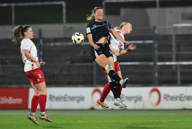 Soccer Google Pixel Womens Bundesliga Season 2024 2025 8 Matchday 1 FC Köln Bayer 04 Leverkusen on 01 11 2024 at Franz Kremer Stadium in Cologne Adriana Achcinska 1 FC Köln , left Karolina Lea Vilhjalmsdottir Bayer 04 Leverkusen , center Anna Gerhardt 1 FC Köln , right DFB regulations prohibit any use of photographs as image sequences and or quasi video Nordrhein Westfalen Germany