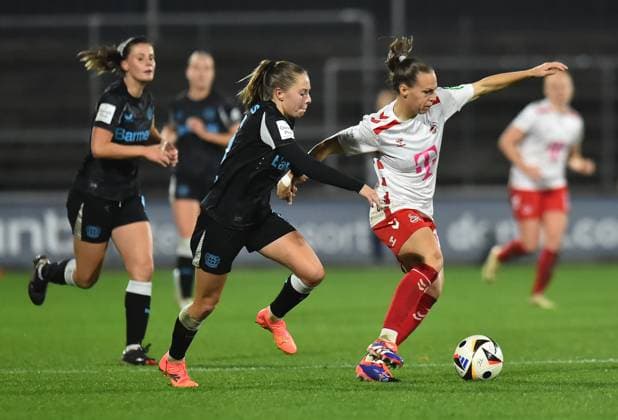 Soccer Google Pixel Women Bundesliga Season 2024 2025 8 Matchday 1 FC Köln Bayer 04 Leverkusen on 01 11 2024 at Franz Kremer Stadium in Cologne Janou Johanna Theodora Levels Bayer 04 Leverkusen , left Dora Zeller 1 FC Köln , right DFB regulations prohibit any use of photographs as image sequences and or quasi video Nordrhein Westfalen Germany