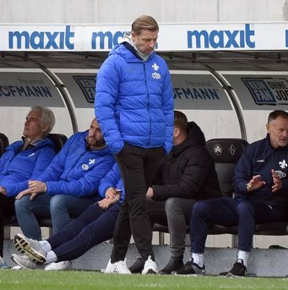 02 11 2024, xhbx, Fußball 2 Bundesliga, Spvgg Greuther Fuerth SV Darmstadt 98 emspor, v l Trainer Florian Kohfeldt SV Darmstadt 98 enttaeuscht, enttaeuscht schauend, dissapointed DFL DFB REGULATIONS PROHIBIT ANY USE OF PHOTOGRAPHS as IMAGE SEQUENCES and or QUASI VIDEO Fuerth