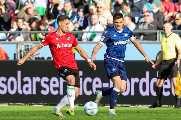 Fabian Kunze Hannover 96 and Marvin Wanitzek Karlsruher SC battle for the ball, 2 Bundesliga, Hannover 96 vs Karlsruher SC, Heinz von Heiden Arena, November 2, 2024 in Hanover, Germany Photo by Marco Steinbrenner DeFodi Images Fabian Kunze Hannover 96 and Marvin Wanitzek Karlsruher SC battle for the ball, 2 Bundesliga, Hannover 96 vs Karlsruher SC, Heinz von Heiden Arena, November 2, 2024 in Hanover, Germany Photo by Marco Steinbrenner DeFodi Images DFB DFL REGULATIONS PROHIBIT ANY USE OF PHOTOGRAPHS AS IMAGE SEQUENCES AND OR QUASI VIDEO not used in POL SRB CRO FRA GBR NED ITA USA Defodi 700 hannover ksc 20241102 013 Defodi-700 not used in POL SRB CRO FRA GBR NED ITA USA DFB DFL REGULATIONS PROHIBIT ANY USE OF PHOTOGRAPHS AS IMAGE SEQUENCES AND OR QUASI-VIDEO.
