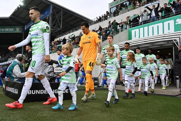 02 11 2024 Soccer Season 2024 2025 2 Soccer Bundesliga 11 Matchday SpVgg Greuther Fürth Kleeblatt SV Darmstadt 98 SVD Lilien Sportfoto Zink xwoxzix DFL regulations prohibit any use of photographs as image sequences and or quasi video only for editorial use Branimir Hrgota 10, SpVgg Greuther Fürth Nahuel Noll 44, SpVgg Greuther Fürth und Mannschaft Team läuft ein
