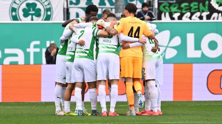 02 11 2024 Soccer Season 2024 2025 2 Soccer Bundesliga 11 Matchday SpVgg Greuther Fürth Kleeblatt SV Darmstadt 98 SVD Lilien Sportfoto Zink xwoxzix DFL regulations prohibit any use of photographs as image sequences and or quasi video only for editorial use Teamkreis Mannschaft Team Fürth