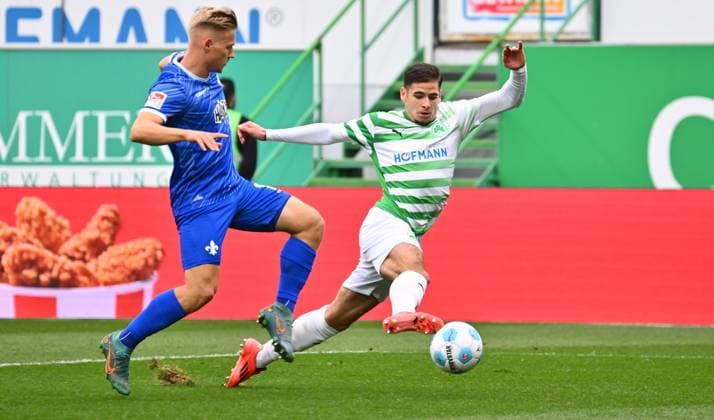 02 11 2024 Soccer Season 2024 2025 2 Soccer Bundesliga 11 Matchday SpVgg Greuther Fürth Kleeblatt SV Darmstadt 98 SVD Lilien Sportfoto Zink xwoxzix DFL regulations prohibit any use of photographs as image sequences and or quasi video only for editorial use Andreas Müller Mueller 16, SV Darmstadt 98 D98 SV98 Nemanja Motika 22, SpVgg Greuther Fürth no penalty penalty kick