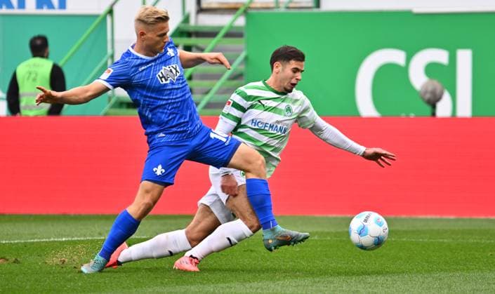 02 11 2024 Soccer Season 2024 2025 2 Soccer Bundesliga 11 Matchday SpVgg Greuther Fürth Kleeblatt SV Darmstadt 98 SVD Lilien Sportfoto Zink xwoxzix DFL regulations prohibit any use of photographs as image sequences and or quasi video only for editorial use Andreas Müller Mueller 16, SV Darmstadt 98 D98 SV98 Nemanja Motika 22, SpVgg Greuther Fürth no penalty penalty kick