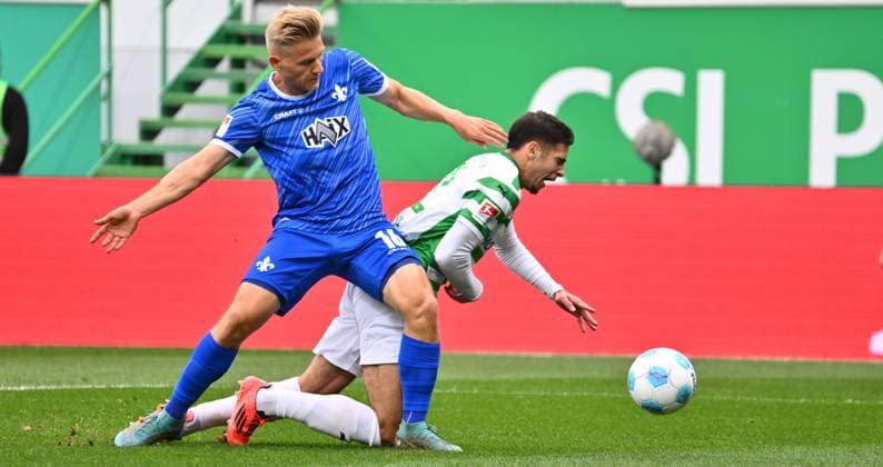 02 11 2024 Soccer Season 2024 2025 2 Soccer Bundesliga 11 Matchday SpVgg Greuther Fürth Kleeblatt SV Darmstadt 98 SVD Lilien Sportfoto Zink xwoxzix DFL regulations prohibit any use of photographs as image sequences and or quasi video only for editorial use Andreas Müller Mueller 16, SV Darmstadt 98 D98 SV98 Nemanja Motika 22, SpVgg Greuther Fürth no penalty penalty kick