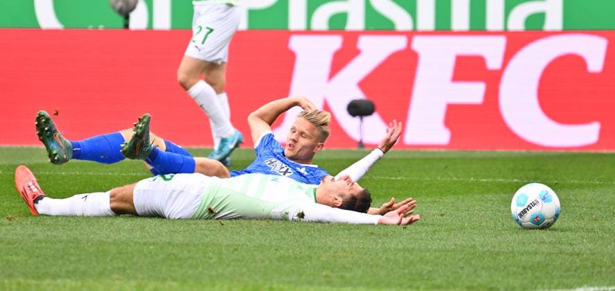 02 11 2024 Soccer Season 2024 2025 2 Soccer Bundesliga 11 Matchday SpVgg Greuther Fürth Kleeblatt SV Darmstadt 98 SVD Lilien Sportfoto Zink xwoxzix DFL regulations prohibit any use of photographs as image sequences and or quasi video only for editorial use Andreas Müller Mueller 16, SV Darmstadt 98 D98 SV98 Nemanja Motika 22, SpVgg Greuther Fürth no penalty penalty kick
