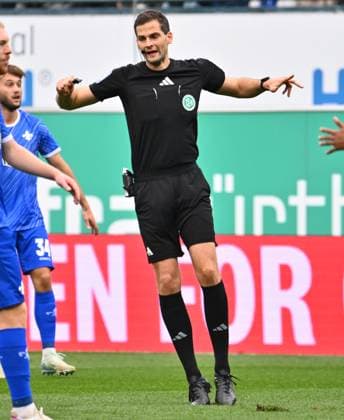 02 11 2024 Soccer Season 2024 2025 2 Soccer Bundesliga 11 Matchday SpVgg Greuther Fürth Kleeblatt SV Darmstadt 98 SVD Lilien Sportfoto Zink xwoxzix DFL regulations prohibit any use of photographs as image sequences and or quasi video only for editorial use Dr Max Burda Referee