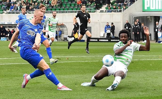 02 11 2024, xhbx, Soccer 2 Bundesliga, Spvgg Greuther Fuerth SV Darmstadt 98 emspor, v l Isac Lidberg SV Darmstadt 98 , Gideon Jung Spvgg Greuther Fuerth DFL DFB REGULATIONS PROHIBIT ANY USE OF PHOTOGRAPHS as IMAGE SEQUENCES and or QUASI VIDEO Fuerth