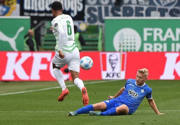 02 11 2024, xhbx, Soccer 2 Bundesliga, Spvgg Greuther Fuerth SV Darmstadt 98 emspor, v l Sacha Banse Spvgg Greuther Fuerth , Andreas Müller SV Darmstadt 98 DFL DFB REGULATIONS PROHIBIT ANY USE OF PHOTOGRAPHS as IMAGE SEQUENCES and or QUASI VIDEO Fuerth