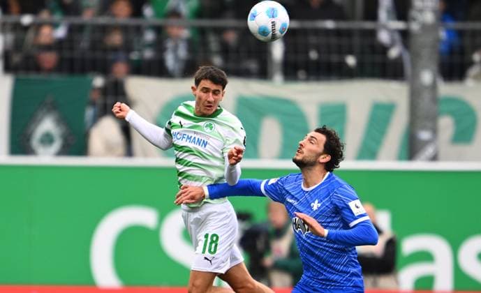 02 11 2024 Soccer Season 2024 2025 2 Soccer Bundesliga 11 Matchday SpVgg Greuther Fürth Kleeblatt SV Darmstadt 98 SVD Lilien Sportfoto Zink xwoxzix DFL regulations prohibit any use of photographs as image sequences and or quasi video only for editorial use Marco Meyerhöfer Meyerhoefer 18, SpVgg Greuther Fürth in header duel with Fraser Hornby 9, SV Darmstadt 98 D98 SV98