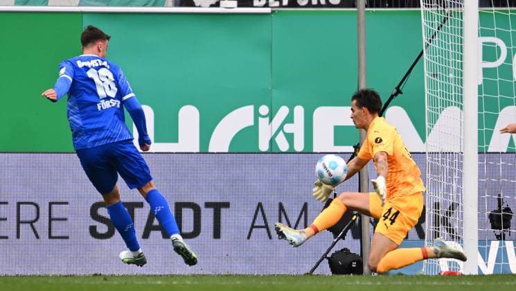 02 11 2024 Soccer Season 2024 2025 2 Soccer Bundesliga 11 Matchday SpVgg Greuther Fürth Kleeblatt SV Darmstadt 98 SVD Lilien Sportfoto Zink xwoxzix DFL regulations prohibit any use of photographs as image sequences and or quasi video only for editorial use Philipp Förster 18, SV Darmstadt 98 D98 SV98 erzielt Treffer Tor Torschuß zum 0 1 gegen Nahuel Noll 44, SpVgg Greuther Fürth