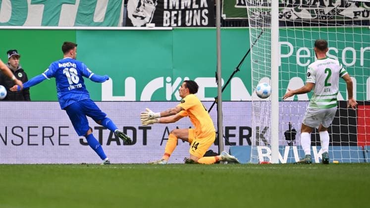 02 11 2024 Fußball Saison 2024 2025 2 Fußball Bundesliga 11 Spieltag SpVgg Greuther Fürth Kleeblatt SV Darmstadt 98 SVD Lilien Sportfoto Zink xwoxzix DFL regulations prohibit any use of photographs as image sequences and or quasi video only for editorial use Philipp Förster 18, SV Darmstadt 98 D98 SV98 scores goal Goal shot for 0 1 against Nahuel Noll 44, SpVgg Greuther Fürth Philipp Förster 18, SV Darmstadt 98 D98 SV98 Nahuel Noll 44, SpVgg Greuther Fürth Simon Asta 2, SpVgg Greuther Fürth