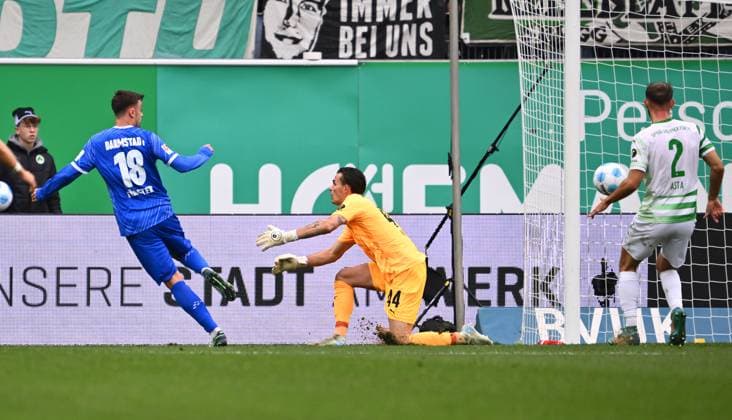 02 11 2024 Fußball Saison 2024 2025 2 Fußball Bundesliga 11 Spieltag SpVgg Greuther Fürth Kleeblatt SV Darmstadt 98 SVD Lilien Sportfoto Zink xwoxzix DFL regulations prohibit any use of photographs as image sequences and or quasi video only for editorial use Philipp Förster 18, SV Darmstadt 98 D98 SV98 scores goal Goal shot for 0 1 against Nahuel Noll 44, SpVgg Greuther Fürth Philipp Förster 18, SV Darmstadt 98 D98 SV98 Nahuel Noll 44, SpVgg Greuther Fürth Simon Asta 2, SpVgg Greuther Fürth