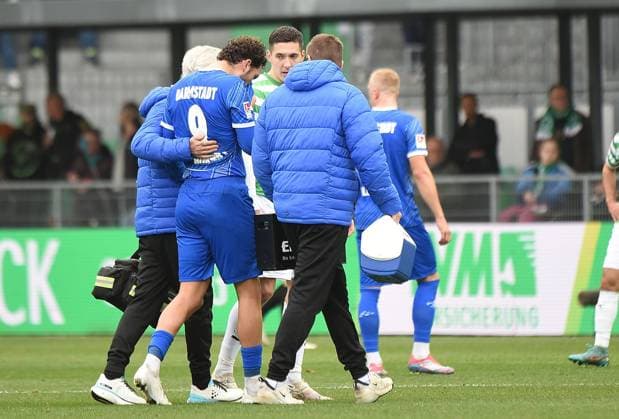 02 11 2024, xhbx, Soccer 2 Bundesliga, Spvgg Greuther Fuerth SV Darmstadt 98 emspor, v l Fraser Hornby SV Darmstadt 98 injured, injury, DFL DFB REGULATIONS PROHIBIT ANY USE OF PHOTOGRAPHS as IMAGE SEQUENCES and or QUASI VIDEO Fuerth