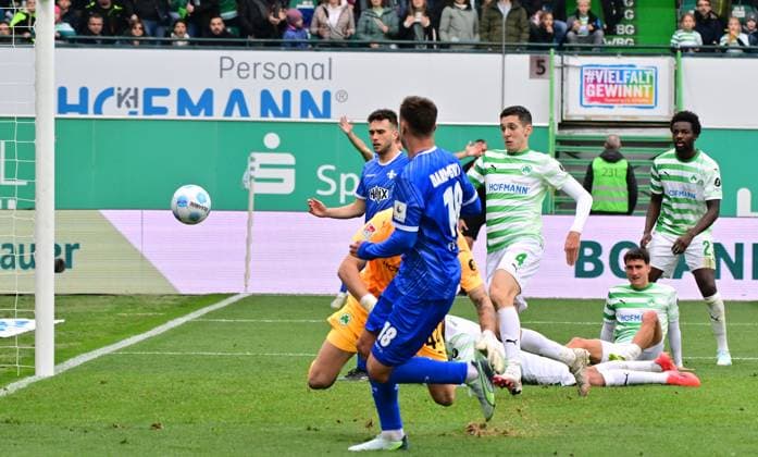 02 11 2024 Soccer Season 2024 2025 2 Soccer Bundesliga 11 Matchday SpVgg Greuther Fürth Kleeblatt SV Darmstadt 98 SVD Lilien Sportfoto Zink MeZi xmexzix DFL regulations prohibit any use of photographs as image sequences and or quasi video only for editorial use Philipp Förster 18, SV Darmstadt 98 D98 SV98 erzielt Treffer Tor Torschuß zum 0 1 gegen Nahuel Noll 44, SpVgg Greuther Fürth
