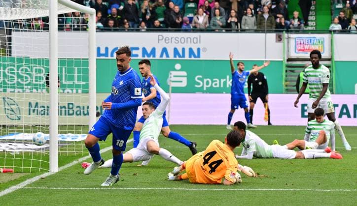 02 11 2024 Soccer Season 2024 2025 2 Soccer Bundesliga 11 Matchday SpVgg Greuther Fürth Kleeblatt SV Darmstadt 98 SVD Lilien Sportfoto Zink MeZi xmexzix DFL regulations prohibit any use of photographs as image sequences and or quasi video only for editorial use Philipp Förster 18, SV Darmstadt 98 D98 SV98 erzielt Treffer Tor Torschuß zum 0 1 gegen Nahuel Noll 44, SpVgg Greuther Fürth