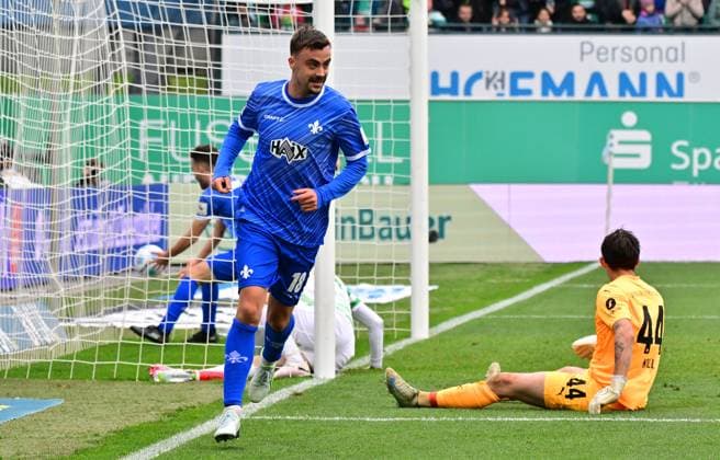 02 11 2024 Soccer Season 2024 2025 2 Soccer Bundesliga 11 Matchday SpVgg Greuther Fürth Kleeblatt SV Darmstadt 98 SVD Lilien Sportfoto Zink MeZi xmexzix DFL regulations prohibit any use of photographs as image sequences and or quasi video only for editorial use Torjubel Jubel Freude nach Treffer Torschuß zum 0 1 durch Philipp Förster 18, SV Darmstadt 98 D98 SV98