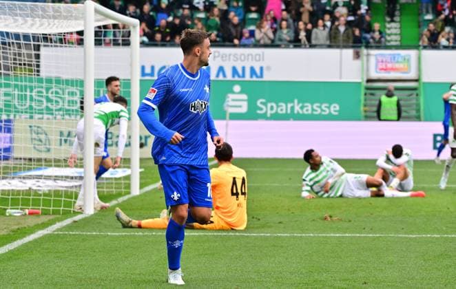 02 11 2024 Soccer Season 2024 2025 2 Soccer Bundesliga 11 Matchday SpVgg Greuther Fürth Kleeblatt SV Darmstadt 98 SVD Lilien Sportfoto Zink MeZi xmexzix DFL regulations prohibit any use of photographs as image sequences and or quasi video only for editorial use Torjubel Jubel Freude nach Treffer Torschuß zum 0 1 durch Philipp Förster 18, SV Darmstadt 98 D98 SV98