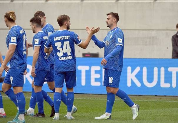 02 11 2024, xhbx, Fußball 2 Bundesliga, Spvgg Greuther Fuerth SV Darmstadt 98 emspor, v l Torjubel, Goal celebration, celebrate the goal 0 1 durch Philipp Förster SV Darmstadt 98 DFL DFB REGULATIONS PROHIBIT ANY USE OF PHOTOGRAPHS as IMAGE SEQUENCES and or QUASI VIDEO Fuerth