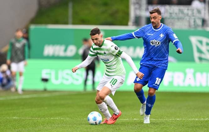 02 11 2024 Soccer Season 2024 2025 2 Soccer Bundesliga 11 Matchday SpVgg Greuther Fürth Kleeblatt SV Darmstadt 98 SVD Lilien Sportfoto Zink xwoxzix DFL regulations prohibit any use of photographs as image sequences and or quasi video only for editorial use ^Branimir Hrgota 10, SpVgg Greuther Fürth Philipp Förster 18, SV Darmstadt 98 D98 SV98