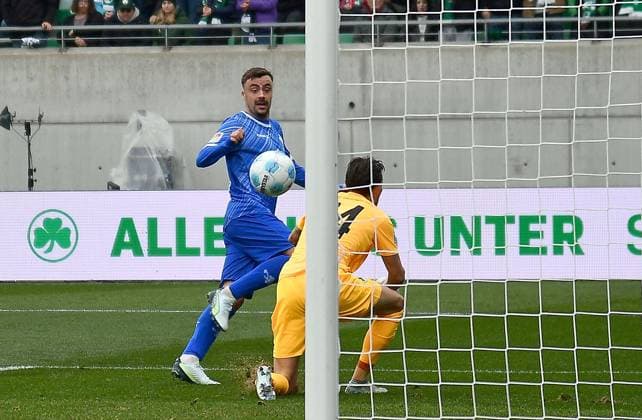 02 11 2024, xhbx, Fußball 2 Bundesliga, Spvgg Greuther Fuerth SV Darmstadt 98 emspor, v l Goal scored, Tor zum 0 1 Philipp Förster SV Darmstadt 98 , Nahuel Noll Spvgg Greuther Fuerth DFL DFB REGULATIONS PROHIBIT ANY USE OF PHOTOGRAPHS as IMAGE SEQUENCES and or QUASI VIDEO Fuerth
