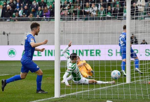02 11 2024, xhbx, Soccer 2 Bundesliga, Spvgg Greuther Fuerth SV Darmstadt 98 emspor, v l Goal scored, Goal to 0 1 by Philipp Förster SV Darmstadt 98 DFL DFB REGULATIONS PROHIBIT ANY USE OF PHOTOGRAPHS as IMAGE SEQUENCES and or QUASI VIDEO Fuerth