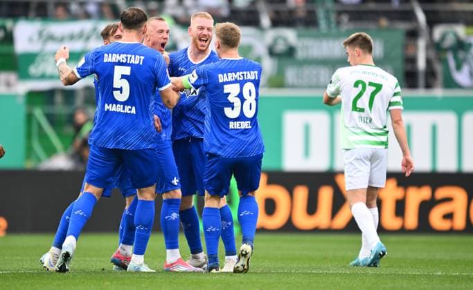02 11 2024 Soccer Season 2024 2025 2 Soccer Bundesliga 11 Matchday SpVgg Greuther Fürth Kleeblatt SV Darmstadt 98 SVD Lilien Sportfoto Zink xwoxzix DFL regulations prohibit any use of photographs as image sequences and or quasi video only for editorial use Torjubel Jubel nach Treffer Torschuß zum 0 3 durch Isac Lidberg 7, SV Darmstadt 98 D98 SV98 Gian Luca Gian Luca Itter 27, SpVgg Greuther Fürth enttäuscht Enttäuschung