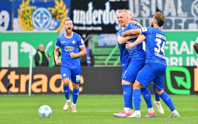 02 11 2024 Soccer Season 2024 2025 2 Soccer Bundesliga 11 Matchday SpVgg Greuther Fürth Kleeblatt SV Darmstadt 98 SVD Lilien Sportfoto Zink MeZi xmexzix DFL regulations prohibit any use of photographs as image sequences and or quasi video only for editorial use Torjubel Jubel Freude nach Treffer Torschuß zum 0 3 durch Isac Lidberg 7, SV Darmstadt 98 D98 SV98