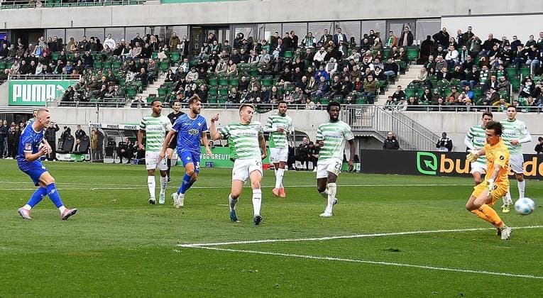 02 11 2024, xhbx, Fußball 2 Bundesliga, Spvgg Greuther Fuerth SV Darmstadt 98 emspor, v l Goal scored, Tor zum 0 3 Isac Lidberg SV Darmstadt 98 DFL DFB REGULATIONS PROHIBIT ANY USE OF PHOTOGRAPHS as IMAGE SEQUENCES and or QUASI VIDEO Fuerth