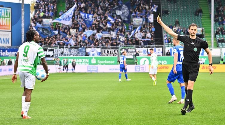 02 11 2024 Soccer Season 2024 2025 2 Soccer Bundesliga 11 Matchday SpVgg Greuther Fürth Kleeblatt SV Darmstadt 98 SVD Lilien Sportfoto Zink xwoxzix DFL regulations prohibit any use of photographs as image sequences and or quasi video only for editorial use Dr Max Burda Referee shows Noel Futkeu 9, SpVgg Greuther Fürth yellow card yellow