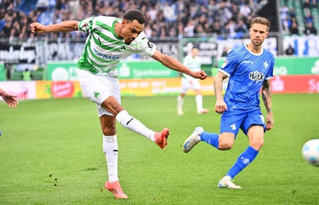 02 11 2024 Soccer Season 2024 2025 2 Soccer Bundesliga 11 Matchday SpVgg Greuther Fürth Kleeblatt SV Darmstadt 98 SVD Lilien Sportfoto Zink xwoxzix DFL regulations prohibit any use of photographs as image sequences and or quasi video only for editorial use Sacha Banse Bansé 6, SpVgg Greuther Fürth Tobias Kempe 11, SV Darmstadt 98 D98 SV98