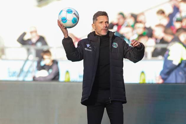 Trainer Stefan Leitl Hannover 96 controls the ball, 2 Bundesliga, Hannover 96 vs Karlsruher SC, Heinz von Heiden Arena, November 2, 2024 in Hanover, Germany Photo by Marco Steinbrenner DeFodi Images Trainer Stefan Leitl Hannover 96 controls the ball, 2 Bundesliga, Hannover 96 vs Karlsruher SC, Heinz von Heiden Arena, November 2, 2024 in Hanover, Germany Photo by Marco Steinbrenner DeFodi Images DFB DFL REGULATIONS PROHIBIT ANY USE OF PHOTOGRAPHS AS IMAGE SEQUENCES AND OR QUASI VIDEO not used in POL SRB CRO FRA GBR NED ITA USA Defodi 700 hannover ksc 20241102 051 Defodi-700 not used in POL SRB CRO FRA GBR NED ITA USA DFB DFL REGULATIONS PROHIBIT ANY USE OF PHOTOGRAPHS AS IMAGE SEQUENCES AND OR QUASI-VIDEO.