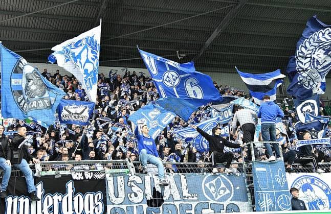 02 11 2024, xhbx, Fußball 2 Bundesliga, Spvgg Greuther Fuerth SV Darmstadt 98 emspor, v l Fans SV Darmstadt 98, SVD, Stimmung, Schals, Trikots DFL DFB REGULATIONS PROHIBIT ANY USE OF PHOTOGRAPHS as IMAGE SEQUENCES and or QUASI VIDEO Fuerth