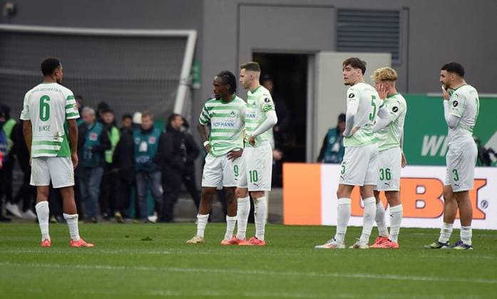 02 11 2024, xhbx, Soccer 2 Bundesliga, Spvgg Greuther Fuerth SV Darmstadt 98 emspor, v l player, team of Spvgg Greuther Fuerth disappointed, disappointed looking, dissapointed DFL DFB REGULATIONS PROHIBIT ANY USE OF PHOTOGRAPHS as IMAGE SEQUENCES and or QUASI VIDEO Fuerth