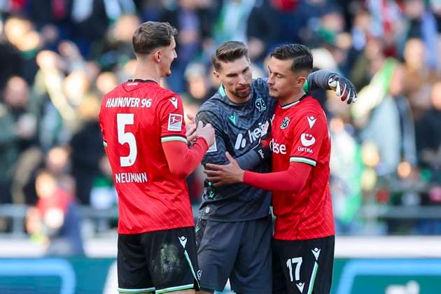 Phil Neumann Hannover 96 , Torhueter Ron Robert Zieler Hannover 96 and Bartlomiej Wdowik Hannover 96 cheer, 2 Bundesliga, Hannover 96 vs Karlsruher SC, Heinz von Heiden Arena, November 2, 2024 in Hanover, Germany Photo by Marco Steinbrenner DeFodi Images Phil Neumann Hannover 96 , Torhueter Ron Robert Zieler Hannover 96 and Bartlomiej Wdowik Hannover 96 cheer, 2 Bundesliga, Hannover 96 vs Karlsruher SC, Heinz von Heiden Arena, November 2, 2024 in Hanover, Germany Photo by Marco Steinbrenner DeFodi Images DFB DFL REGULATIONS PROHIBIT ANY USE OF PHOTOGRAPHS AS IMAGE SEQUENCES AND OR QUASI VIDEO not used in POL SRB CRO FRA GBR NED ITA USA Defodi 700 hannover ksc 20241102 062 Defodi-700 not used in POL SRB CRO FRA GBR NED ITA USA DFB DFL REGULATIONS PROHIBIT ANY USE OF PHOTOGRAPHS AS IMAGE SEQUENCES AND OR QUASI-VIDEO.