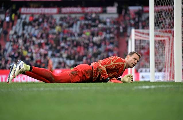 02 11 2024, Soccer 1 Bundesliga 2024 2025, Matchday 9, FC Bayern Munich 1 FC Union Berlin, in the Allianz Arena Munich, Goalkeeper Manuel Neuer FC Bayern Munich warming up DFL and DFB regulations prohibit any use of photographs as image sequences and or quasi video