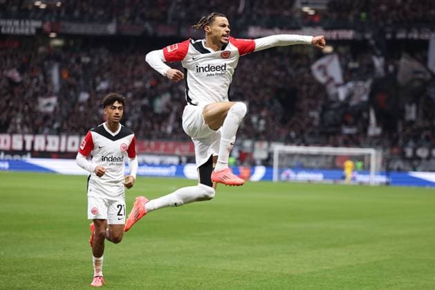Hugo Ekitike Eintracht Frankfurt Torjubel, Goal celebration, celebrate the goal am 02 11 2024 xJFAx 9 Spieltag 1 Bundesliga Eintracht Frankfurt VFL Bochum 1848 DFL DFB REGULATIONS PROHIBIT ANY USE OF PHOTOGRAPHS as IMAGE SEQUENCES and or QUASI VIDEO Copyright: JoaquimxFerreira