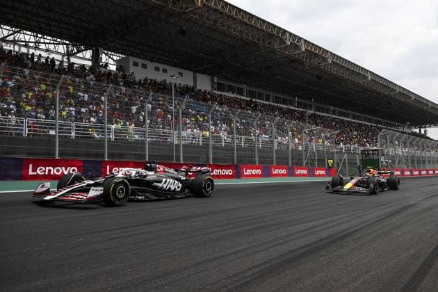 50 BEARMAN Ollie (gbr), Haas F1 Team VF-24 Ferrari, 11 PEREZ Sergio (mex), Red Bull Racing RB20, action during the Formula 1 Grande Premio de Sao Paulo 2024, 21th round of the 2024 Formula One World Championship, WM, Weltmeisterschaft from November 1 to 3, 2024 on the Interlagos Circuit, in Sao Paulo, Brazil - F1 - SAO PAULO GRAND PRIX 2024 DPPI Panoramic 241102_R21_BRASILE_DP_XB3_2228