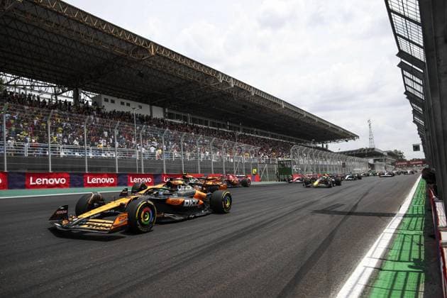81 PIASTRI Oscar (aus), McLaren F1 Team MCL38, 04 NORRIS Lando (gbr), McLaren F1 Team MCL38, action, start of the race, depart, during the Formula 1 Grande Premio de Sao Paulo 2024, 21th round of the 2024 Formula One World Championship, WM, Weltmeisterschaft from November 1 to 3, 2024 on the Interlagos Circuit, in Sao Paulo, Brazil - F1 - SAO PAULO GRAND PRIX 2024 DPPI Panoramic 241102_R21_BRASILE_DP_XB3_2149