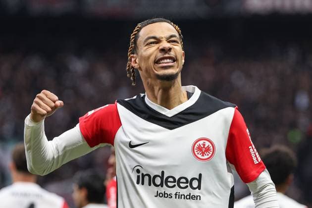 Soccer 1 Bundesliga Eintracht Frankfurt VfL Bochum on 02 11 2024 at Deutsche Bank Park in Frankfurt Cheering, goal celebration, goal scorer, goal scorer Hugo Ekitike Frankfurt 11 cheers after his goal for 1 to 0 MH
