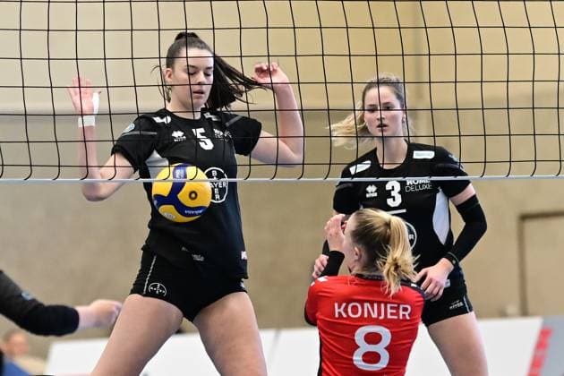Volleyball I Women I Season 2024 2025 I 2 Bundesliga Pro I Matchday 6 I Hamburger SV BayerVolleys Leverkusen I 2 11 2024 The ball unfortunately came from underneath and the point goes to Leverkusen Paula Schröer 5, BayerVolleys Leverkusen gets the ball played into her stomach by Zoe Konjer 8, ETV Hamburg under the net Hamburg ETV Sporthalle Hamburg Germany Copyright: xLobeca AndreasxHannigx