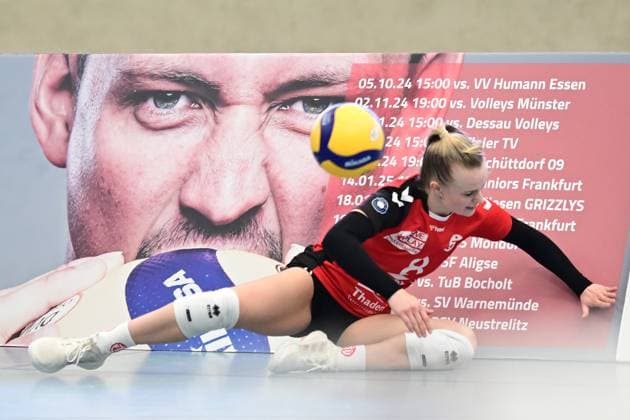 Volleyball I Women I Season 2024 2025 I 2 Bundesliga Pro I 6 Matchday I Hamburger SV BayerVolleys Leverkusen I 2 11 2024 Zoe Konjer 8, ETV Hamburg macht Werbung¦ Hamburg ETV Sporthalle Hamburg Germany Copyright: xLobeca AndreasxHannigx