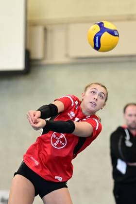 Volleyball I Women I Season 2024 2025 I 2 Bundesliga Pro I 6 Matchday I Hamburger SV BayerVolleys Leverkusen I 2 11 2024 Freelancer Tessa Müller 1, BayerVolleys Leverkusen Ball reception Hamburg ETV Sporthalle Hamburg Germany Copyright: xLobeca AndreasxHannigx