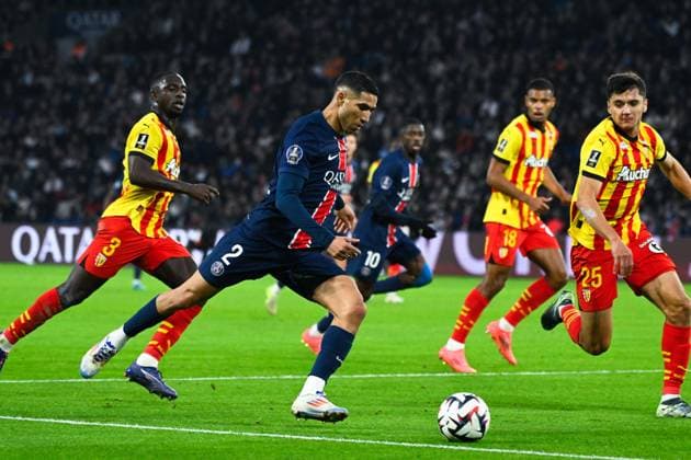 Sport Themen der Woche KW44 Sport Bilder des Tages Achraf Hakimi ( 2 - PSG ) during the Ligue 1 match between Paris Saint Germain and Racing Club de Lens at Parc Des Princes on November 02, 2024 in Paris, France. ( Photo by federico pestellini panoramic ) - FOOTBALL : PSG vs Lens - Ligue 1 - 02 11 2024 FedericoPestellini Panoramic 