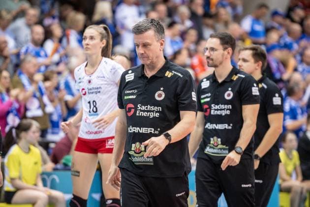 Alexander Waibl Coach Dresdner SC critical look, thoughtful, concentrated GER, Allianz MTV Stuttgart vs Dresdner SC Volleyball Bundesliga, VBL, 2024 2025 season, 02 11 2024 GER, Allianz MTV Stuttgart vs Dresdner SC Volleyball Bundesliga, VBL, 2024 2025 season, 02 11 2024 Stuttgart Copyright: xSandyxDinkelackerx EP_SDR