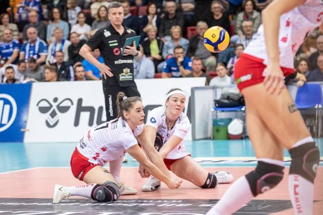 Lorena Lorber Fijok Dresdner SC, 17 and Victoria Demidova Dresdner SC, 06 Receiving the ball GER, Allianz MTV Stuttgart vs Dresdner SC Volleyball Bundesliga, VBL, 2024 2025 season, 02 11 2024 GER, Allianz MTV Stuttgart vs Dresdner SC Volleyball Bundesliga, VBL, 2024 2025 season, 02 11 2024 Stuttgart Copyright: xSandyxDinkelackerx EP_SDR